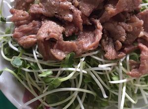 Hình của món Bò xào rau mầm.