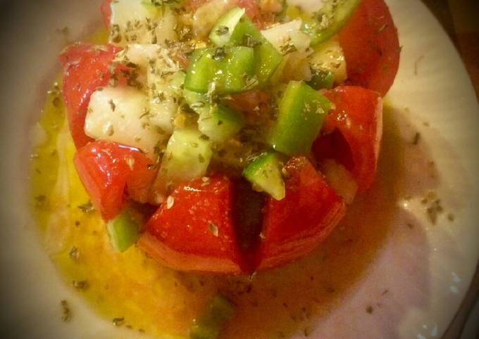 κύρια φωτογραφία συνταγής Ντομάτα τριαντάφυλλο με χωριάτικη σαλάτα ❣
