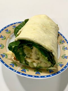 Una foto de Wrap de pollo al curry aguacate, mozzarella y piña