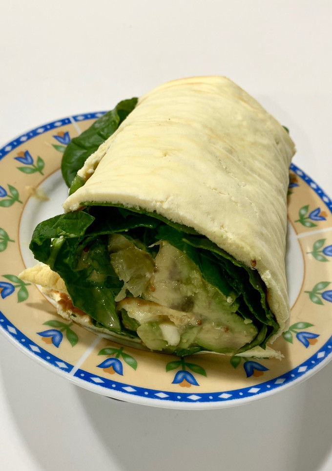 Una foto de Wrap de pollo al curry aguacate, mozzarella y piña