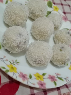 A picture of Coconut Balls.
