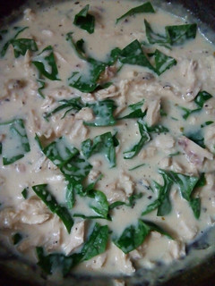 Una foto de Pollo deshilachado en salsa bechamel y espinacas
