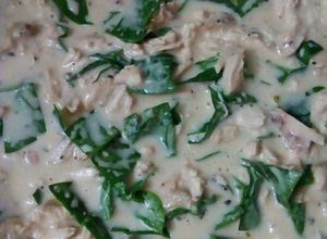 Una foto de Pollo deshilachado en salsa bechamel y espinacas