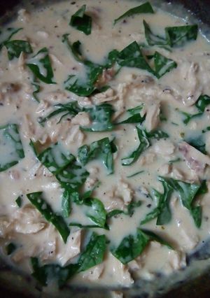 Una foto de Pollo deshilachado en salsa bechamel y espinacas