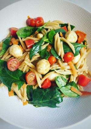 Une photo de Salade de pâtes aux épinards carotte tomate & mozzarella