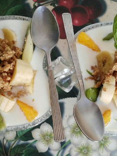 Una foto de Cóctel de yogur con frutas ácidas y almendras tostadas