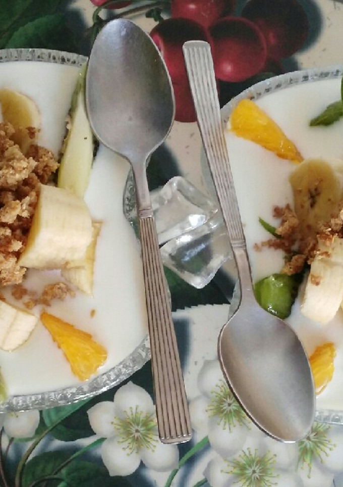 Una foto de Cóctel de yogur con frutas ácidas y almendras tostadas