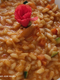 Una foto de Arroz cremoso de primavera 🌸🌸 con curry rojo