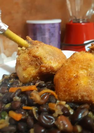 Una foto de Frejol con pollo Frito