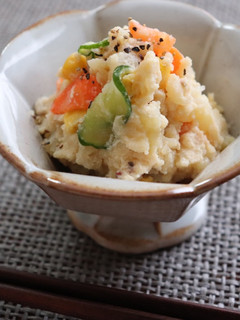 A picture of Potato salad made with ”Tofu mayonnaise”.