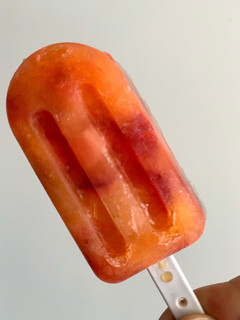 Una foto de Polos de naranja y fresas