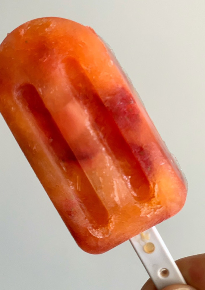 Una foto de Polos de naranja y fresas