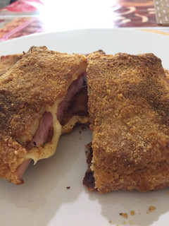 Una foto de Milanesas de jamón y queso