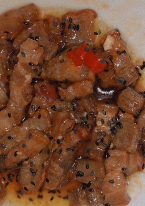 Hình của món Ba chỉ ram cháy sốt mắm.