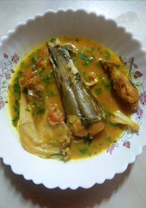A picture of Fish head curry with tomato.