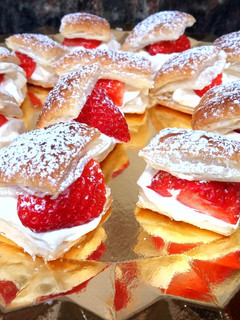Una foto de Mini hojaldritos de nata y fresa