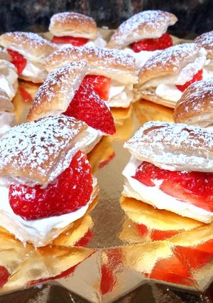 Foto principal de Mini hojaldritos de nata y fresa