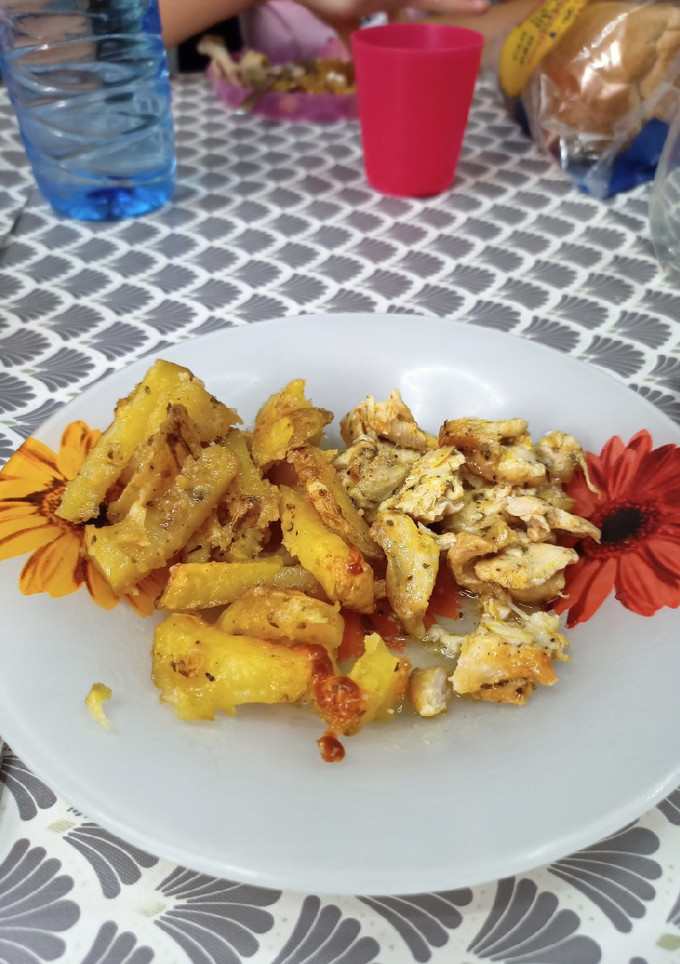 Una foto de Pollo especiado en su jugo