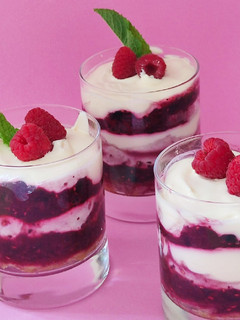 Una foto de Tiramisú de frutos rojos en vasitos con Thermomix
