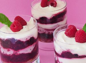 Foto principal de Tiramisú de frutos rojos en vasitos con Thermomix