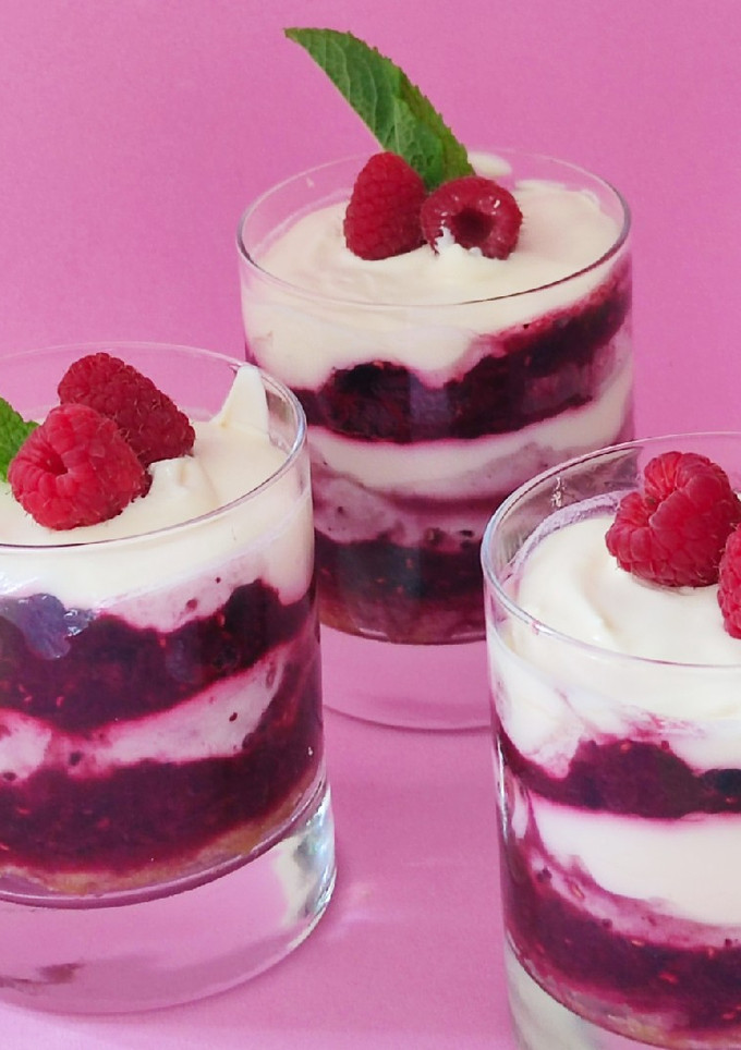 Una foto de Tiramisú de frutos rojos en vasitos con Thermomix