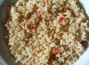 Una foto de Arroz integral con ajo y locote rojo