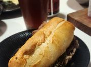 Una foto de sándwich de carne vacuna