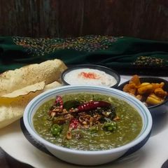 A picture of લહસુની પાલક ખીચડી. (Lasooni palak Khichdi Recipe in Gujarati).