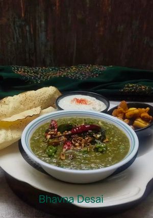 A picture of લહસુની પાલક ખીચડી. (Lasooni palak Khichdi Recipe in Gujarati).
