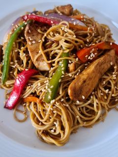 Una foto de Noodles de Pollo y Verduras
