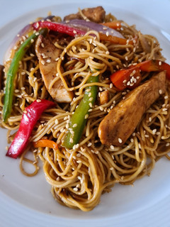 Una foto de Noodles de Pollo y Verduras