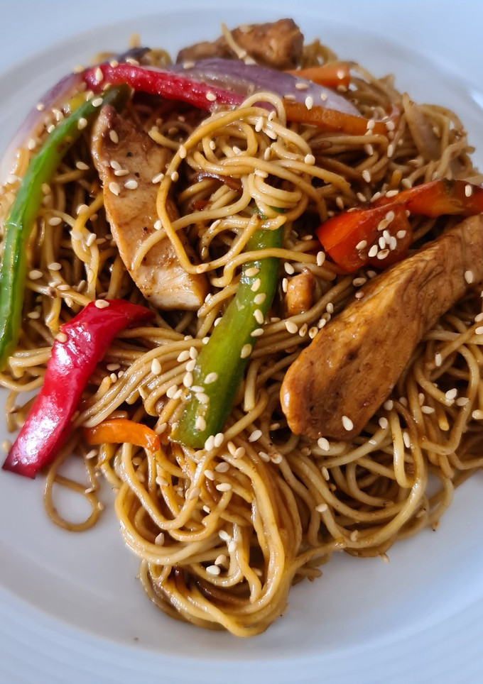 Una foto de Noodles de Pollo y Verduras