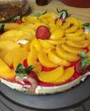 Pastel de queso con duraznos y fresas