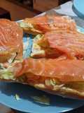 Tostada vegetal de salmón