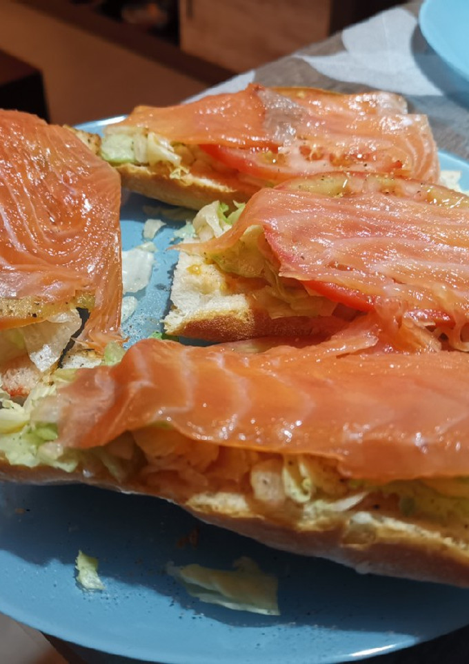 Una foto de Tostada vegetal de salmón