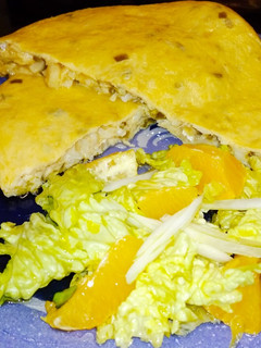 Una foto de Tortilla de bacalao con ensalada de naranja