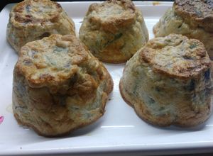 Una foto de Muffins de zapallito y cebolla morada