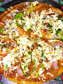 सूजी का इंस्टेंट पिज़्ज़ा (sooji ka instant pizza recipe in Hindi) रेसिपी मुख्य फोटो