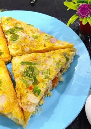 A picture of Chicken filled egg sandwich 🥪.