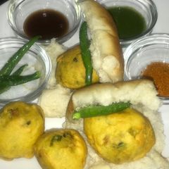 A picture of Vada paav.