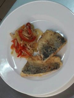 Una foto de Merluza rebozada con juliana de verduras