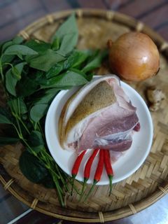 Hình của món Thịt heo rừng xào lá lốt.