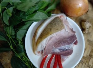 Hình của món Thịt heo rừng xào lá lốt.