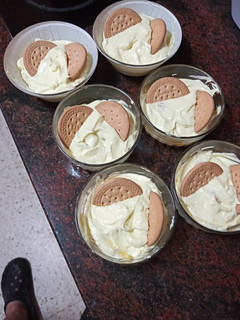 Una foto de Mousse de limón con nectarina y galleta
