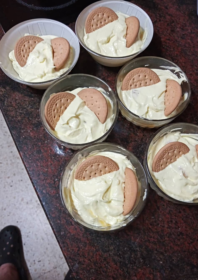 Una foto de Mousse de limón con nectarina y galleta