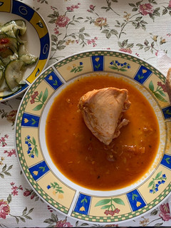 Csirkepörkölt bográcsban recept fotója