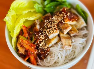 Hình của món Bún Trộn Thịt Ba Chỉ Nướng, Kim Chi & Rau Diếp Non Sốt Ssamjang.