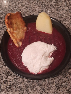 Una foto de Sopa de remolacha cremosa