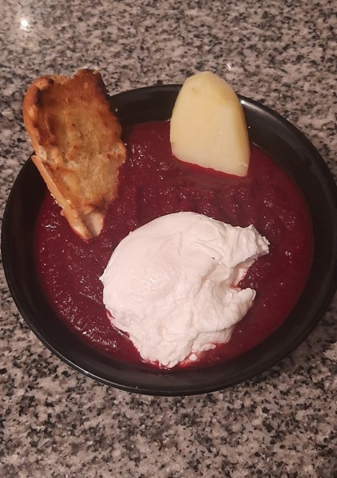 Una foto de Sopa de remolacha cremosa