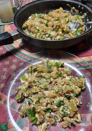 Una foto de Cocinando con zapallitos, cebolla y huevo